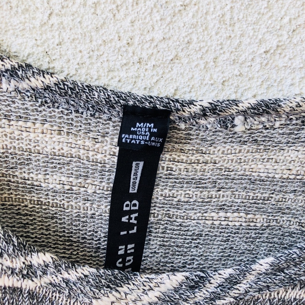 🌍 Lord&taylor gray embroidered sleeves top NWT M - Picture 3 of 4
